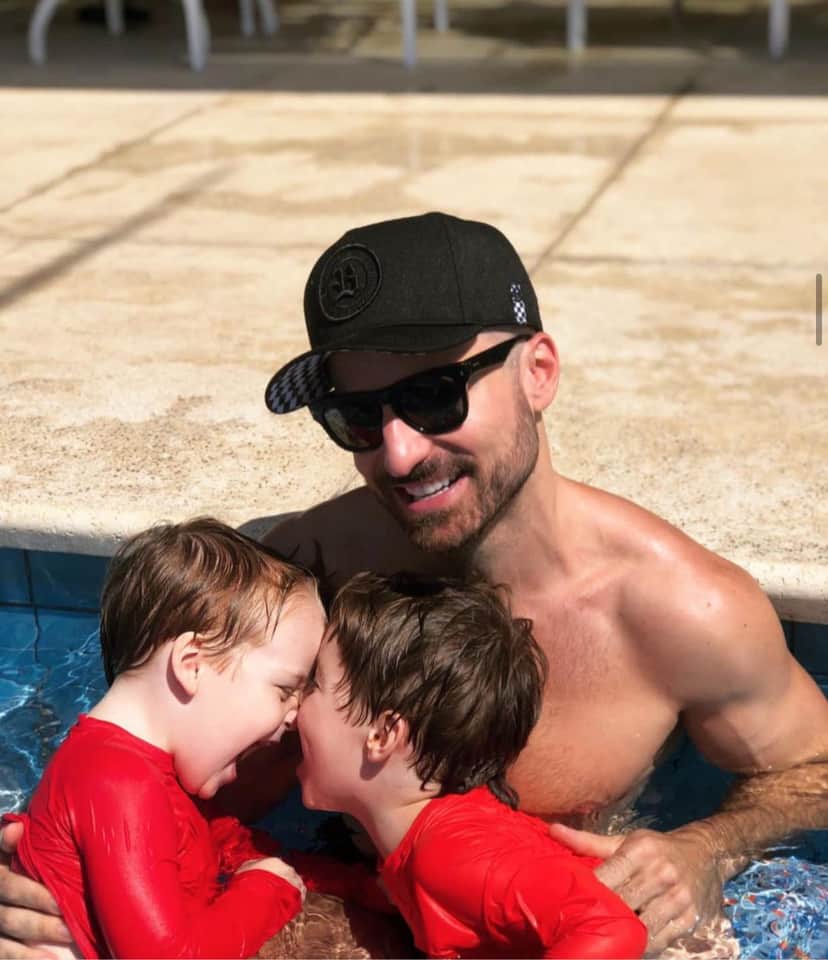 O dermatologista com seus dois filhos (Reprodução)