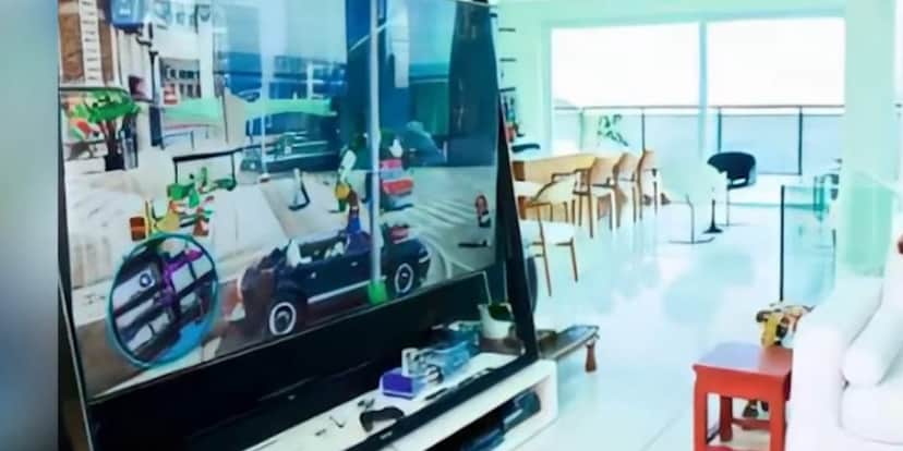 Enorme televisão do apartamento de Boninho e Ana Furtado (Reprodução: Youtube) Enorme televisão do apartamento de Boninho e Ana Furtado (Reprodução: Youtube)