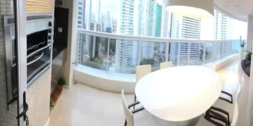 Varanda do imóvel, com mesa para comer vendo a bela cidade do estado de São Paulo (Reprodução: Youtube) Varanda do imóvel, com mesa para comer vendo a bela cidade do estado de São Paulo (Reprodução: Youtube)