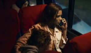 Brisa e Tonho viajam de ônibus em Travessia (Foto: Reprodução / Globo) Brisa e Tonho viajam de ônibus em Travessia (Foto: Reprodução / Globo)