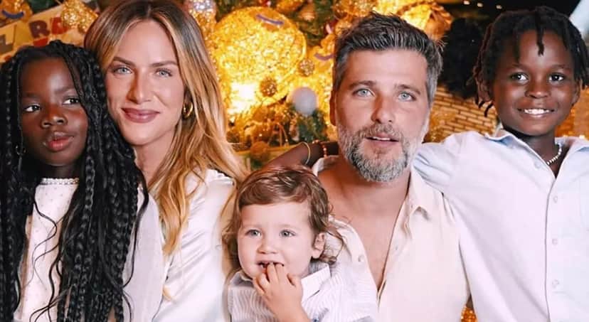 A família dos famosos completa; eles não tem mais contato com o irmão do ator A família dos famosos completa; eles não tem mais contato com o irmão do ator