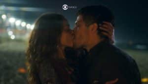 Travessia - Marineide (Flávia Reis) fica em choque ao descobrir segredo íntimo de Brisa (Lucy Alves): "A gente sentia" (Foto: Reprodução / Globo / Montagem TV Foco) Travessia - Marineide (Flávia Reis) fica em choque ao descobrir segredo íntimo de Brisa (Lucy Alves): "A gente sentia" (Foto: Reprodução / Globo / Montagem TV Foco)