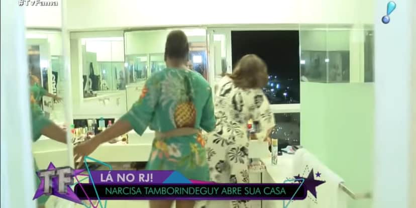Banheiro enorme da casa de Narcisa Tamborindeguy (Reprodução: RedeTV!) Banheiro enorme da casa de Narcisa Tamborindeguy (Reprodução: RedeTV!)