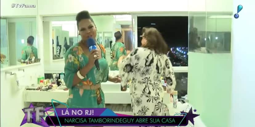 A socialite estava muito empolgada para mostrar sua casa (Reprodução: RedeTV!) A socialite estava muito empolgada para mostrar sua casa (Reprodução: RedeTV!)