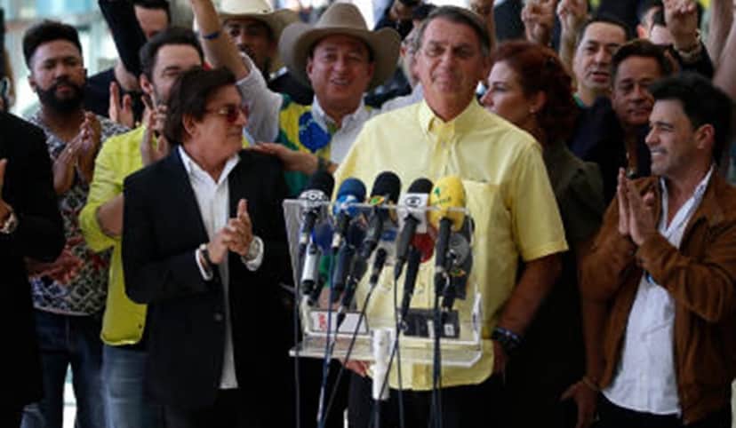 Chitãozinho ao lado de Bolsonaro e outros famosos sertanejos que lhe deram apoio nas últimas eleições Chitãozinho ao lado de Bolsonaro e outros famosos sertanejos que lhe deram apoio nas últimas eleições