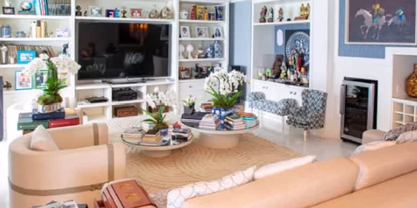 Sala de televisão, com mesa de jantar e local onde fica seu santuário (Reprodução: Youtube) Sala de televisão, com mesa de jantar e local onde fica seu santuário (Reprodução: Youtube)