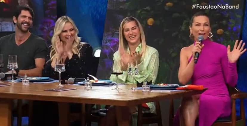 Convidados do Faustão na Band aplaudem e sorriem após recado de co-apresentadora Convidados do Faustão na Band aplaudem e sorriem após recado de co-apresentadora
