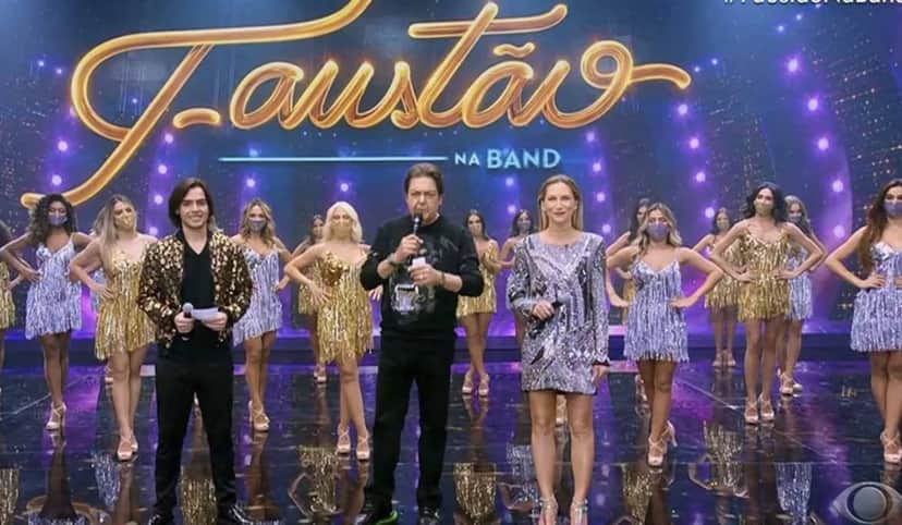 João Guilherme e Anne Lottermann ao lado do apresentador e as bailarinas ao fundo João Guilherme e Anne Lottermann ao lado do apresentador e as bailarinas ao fundo