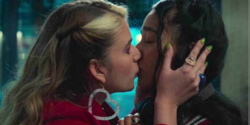 Beijo entre Emília e Andi em Rebeldes (Reprodução: Netflix) Beijo entre Emília e Andi em Rebeldes (Reprodução: Netflix)