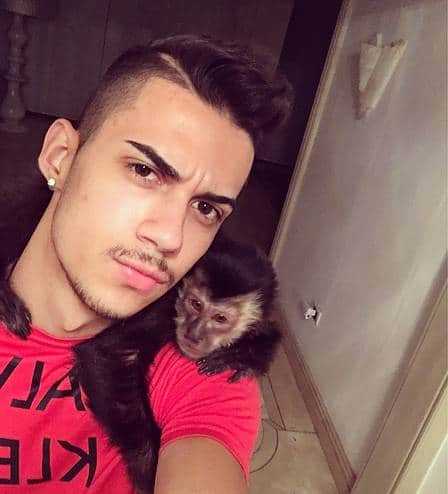 Latino adota rapaz aos 21 anos e beleza é surpreendente - Foto Reprodução Latino adota rapaz aos 21 anos e beleza é surpreendente - Foto Reprodução