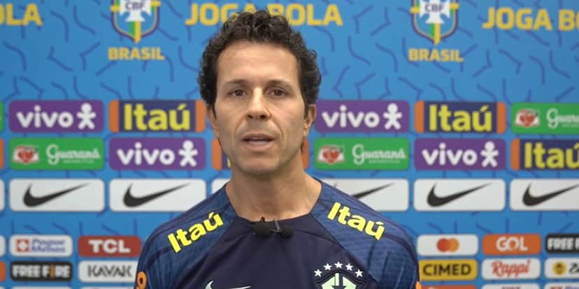 Rodrigo Lasmar, médico da Seleção Brasileira, falou sobre Alex Sandro, Neymar e Danilo ao Jornal Nacional, de William Bonner e Renata Vasconcellos (Foto: Reprodução / TV Globo) Rodrigo Lasmar, médico da Seleção Brasileira, falou sobre Alex Sandro, Neymar e Danilo ao Jornal Nacional, de William Bonner e Renata Vasconcellos (Foto: Reprodução / TV Globo)