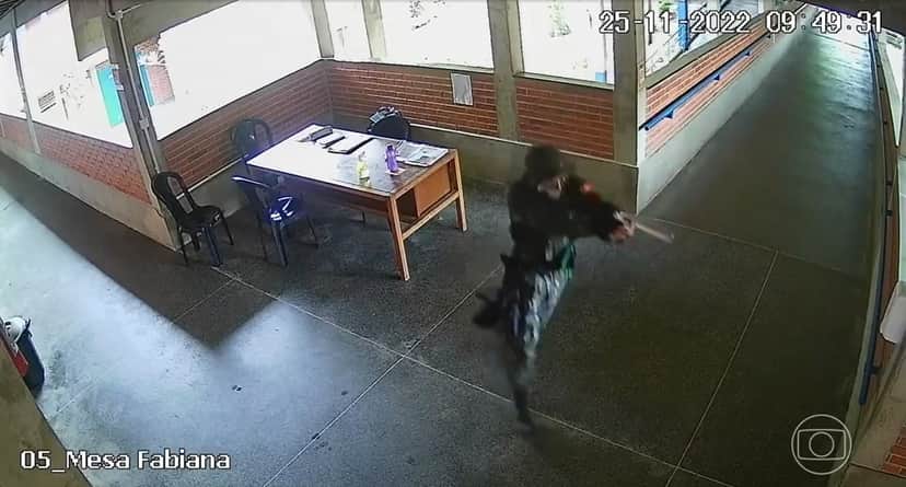 O Jornal Nacional expôs momento em que atirador invadiu uma das escolas do Espírito Santo (Foto: Reprodução / TV Globo) O Jornal Nacional expôs momento em que atirador invadiu uma das escolas do Espírito Santo (Foto: Reprodução / TV Globo)