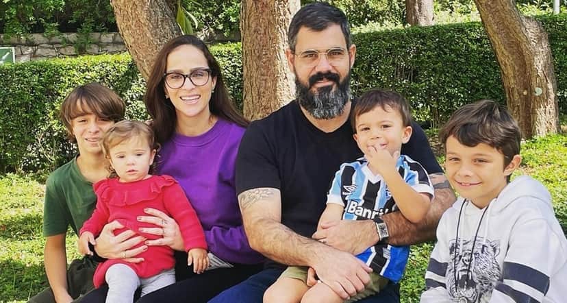 A linda família de Juliano Cazarré e Letícia; a caçula segue internada A linda família de Juliano Cazarré e Letícia; a caçula segue internada