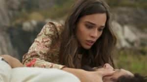 Labibe (Theresa Fonseca) se desespera com tiro em Maruan (Pedro Lamin) em Mar do Sertão (Foto: Reprodução / Globo) Labibe (Theresa Fonseca) se desespera com tiro em Maruan (Pedro Lamin) em Mar do Sertão (Foto: Reprodução / Globo)