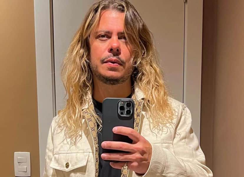 Humorista Marcus Majella surgiu com jovem arquiteto 19 anos mais novo em viagem e beleza do rapaz chamou atenção - Foto Reprodução Humorista Marcus Majella surgiu com jovem arquiteto 19 anos mais novo em viagem e beleza do rapaz chamou atenção - Foto Reprodução