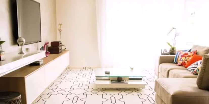 Sala enorme, com mesa central da mansão de Anitta (reprodução: Youtube) Sala enorme, com mesa central da mansão de Anitta (reprodução: Youtube)