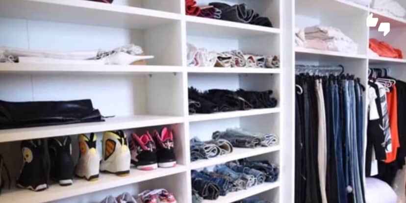 Enorme Closet da casa, sem espaço para colocar mais nenhuma peça de roupa (Reprodução: Youtube) Enorme Closet da casa, sem espaço para colocar mais nenhuma peça de roupa (Reprodução: Youtube)