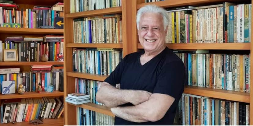 Escritório de Antônio Fagundes, com estantes repletas de livros (Reprodução: Youtube) Escritório de Antônio Fagundes, com estantes repletas de livros (Reprodução: Youtube)