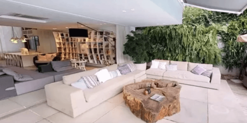 Sala da casa de Gio Ewbank e Bruno Gagliasso cercada de móveis com personalidade (Foto Reprodução/Youtube) Sala da casa de Gio Ewbank e Bruno Gagliasso cercada de móveis com personalidade (Foto Reprodução/Youtube)