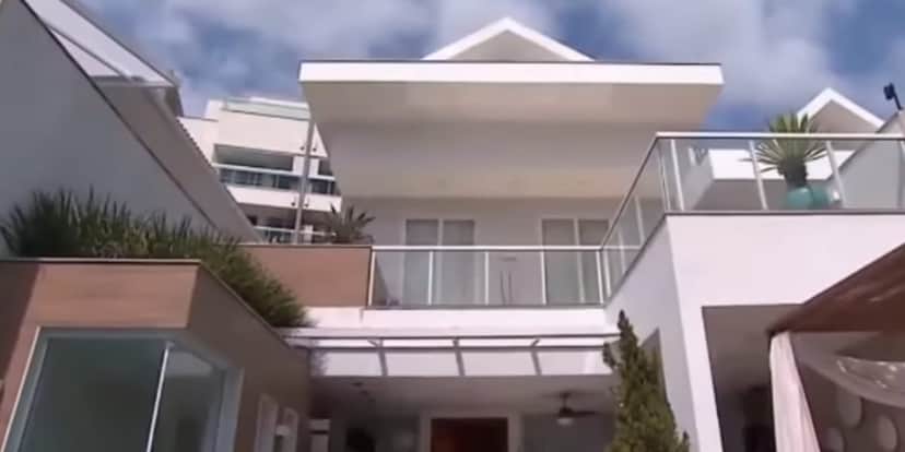 Faixada da mansão de 2 andarem do Ferrugem chama muita atenção com sua beleza (Reprodução: Youtube) Faixada da mansão de 2 andarem do Ferrugem chama muita atenção com sua beleza (Reprodução: Youtube)