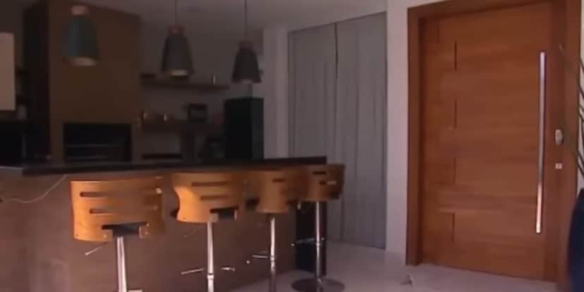 Área da churrasqueira para acomodar toda a família e amigos (Reprodução: Instagram) Área da churrasqueira para acomodar toda a família e amigos (Reprodução: Instagram)