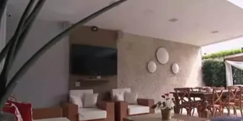 Enorme área de lazer, com poltronas confortáveis para convidar amigos e conversarem (Reprodução: Youtube) Enorme área de lazer, com poltronas confortáveis para convidar amigos e conversarem (Reprodução: Youtube)