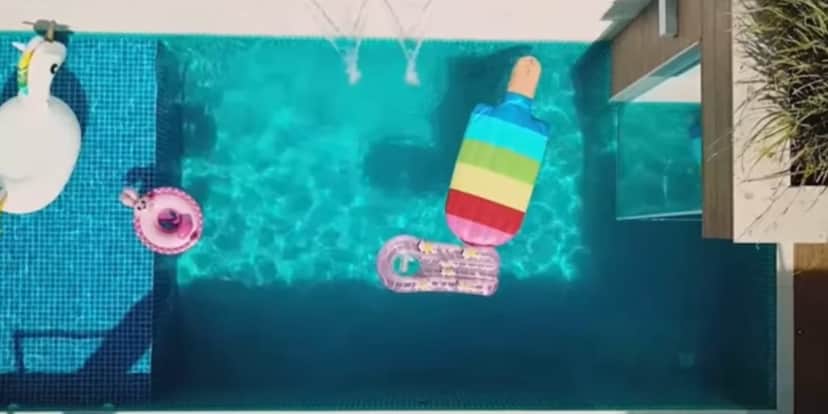 Piscina de cinema da mansão (Reprodução: Youtube) Piscina de cinema da mansão (Reprodução: Youtube)