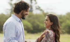 Maruan (Pedro Lamin) sorri após beijo em Labibe (Theresa Fonseca) em Mar do Sertão (Foto: Reprodução / Globo) Maruan (Pedro Lamin) sorri após beijo em Labibe (Theresa Fonseca) em Mar do Sertão (Foto: Reprodução / Globo)