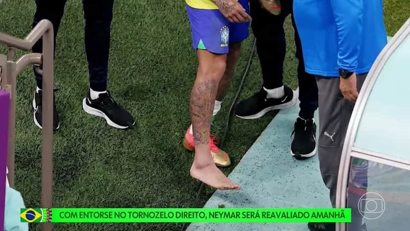 Programa expôs imagens do pé de Neymar machucado, após jogo do Brasil contra a Sérvia (Foto: Reprodução / TV Globo) Programa expôs imagens do pé de Neymar machucado, após jogo do Brasil contra a Sérvia (Foto: Reprodução / TV Globo)