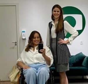Juliana (Tabata Contrin) e Flora (Thaíssa Szapiro) serão advogadas de Brisa (Lucy Alves) em Travessia (Foto: Reprodução / Globo) Juliana (Tabata Contrin) e Flora (Thaíssa Szapiro) serão advogadas de Brisa (Lucy Alves) em Travessia (Foto: Reprodução / Globo)