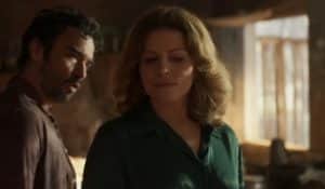 Deodora (Débora Bloch) faz proposta de emprego à Pajeú (Caio Blat) em Mar do Sertão (Foto: Reprodução / Globo) Deodora (Débora Bloch) faz proposta de emprego à Pajeú (Caio Blat) em Mar do Sertão (Foto: Reprodução / Globo)