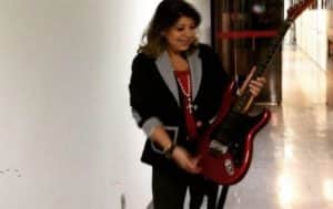 Roberta Miranda com a guitarra vermelha; ela perdeu o instrumento após show em Campo Grande (Foto: Reprodução / Instagram) Roberta Miranda com a guitarra vermelha; ela perdeu o instrumento após show em Campo Grande (Foto: Reprodução / Instagram)