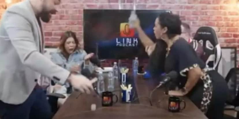 Rosiane bate-boca com Ingrid Ohara em live e joga água na cara da ex-colega de A Fazenda 14 - Foto: Reprodução Rosiane bate-boca com Ingrid Ohara em live e joga água na cara da ex-colega de A Fazenda 14 - Foto: Reprodução