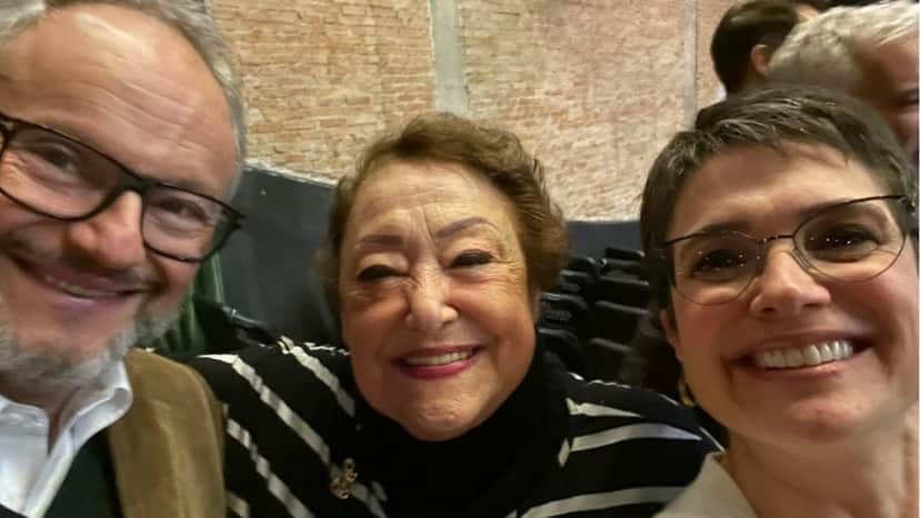 Casal de jornalistas prestigiam Suely Franco no teatro Casal de jornalistas prestigiam Suely Franco no teatro