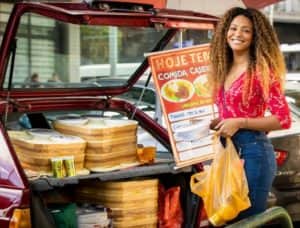 Em Vai na Fé, Sol (Sheron Menezzes) vende quentinhas no Centro do Rio de Janeiro (Foto: Reprodução / Globo / João Miguel Júnior) Em Vai na Fé, Sol (Sheron Menezzes) vende quentinhas no Centro do Rio de Janeiro (Foto: Reprodução / Globo / João Miguel Júnior)