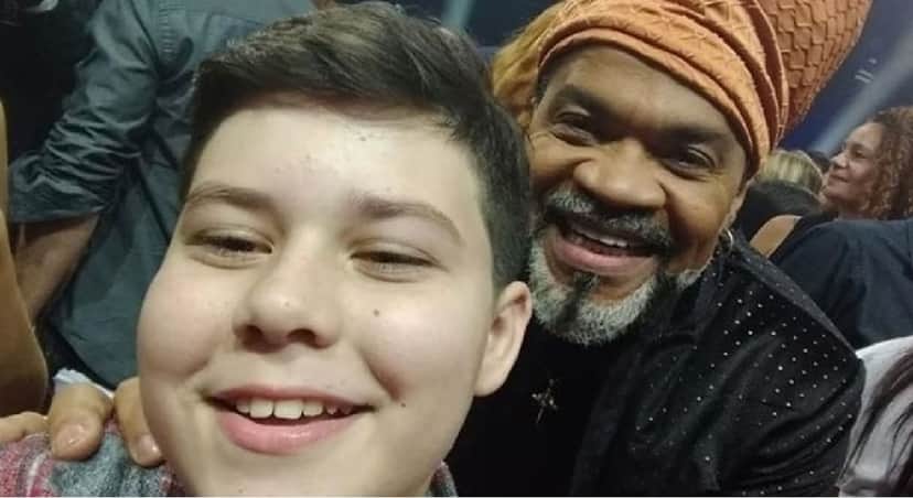 Carlinhos Brown e o jovem talento que teve sua vida ceifada, de acordo com jornalista, por engano Carlinhos Brown e o jovem talento que teve sua vida ceifada, de acordo com jornalista, por engano