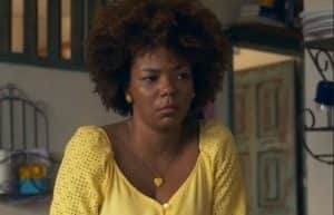 Tininha (Camila Rocha) se preocupa com Brisa (Lucy Alves) em Travessia (Foto: Reprodução / Globo) Tininha (Camila Rocha) se preocupa com Brisa (Lucy Alves) em Travessia (Foto: Reprodução / Globo)