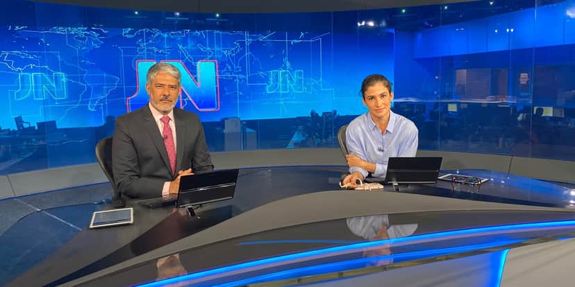 William Bonner e Renata Vasconcellos, na bancada do Jornal Nacional, repercutiram as principais notícias da Copa do Mundo no Catar (Foto: Divulgação / TV Globo) William Bonner e Renata Vasconcellos, na bancada do Jornal Nacional, repercutiram as principais notícias da Copa do Mundo no Catar (Foto: Divulgação / TV Globo)