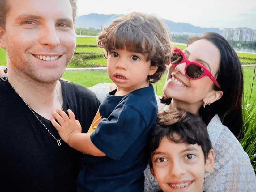 Thiago Fragoso com os filhos e esposa (Foto: Divulgação) Thiago Fragoso com os filhos e esposa (Foto: Divulgação)