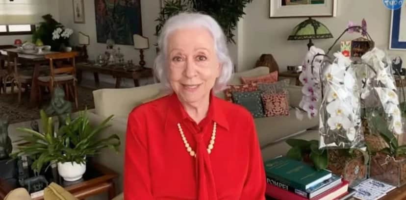 Fernanda Montenegro em meio às suas plantas (Foto Reprodução/Internet)