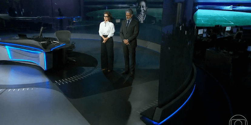 Bonner e Renata em pé no encerramento do 'Jornal Nacional' (Foto: Divulgação) Bonner e Renata em pé no encerramento do 'Jornal Nacional' (Foto: Divulgação)