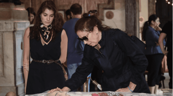 Lilia Cabral se emociona diante do caixão do seu grande amigo da TV Globo - Foto Reprodução Lilia Cabral se emociona diante do caixão do seu grande amigo da TV Globo - Foto Reprodução