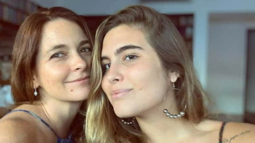 Maria Maud, filha da atriz Claudia Abreu, da Globo, se tornou um grande sucesso em Travessia, e poucos sabiam que ela era filha da veterana - Foto Reprodução Maria Maud, filha da atriz Claudia Abreu, da Globo, se tornou um grande sucesso em Travessia, e poucos sabiam que ela era filha da veterana - Foto Reprodução