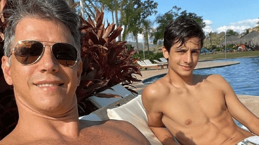 Márcio Garcia e Pedro aproveitando a piscina (Foto: Divulgação) Márcio Garcia e Pedro aproveitando a piscina (Foto: Divulgação)