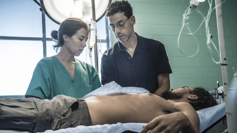 Marjorie Estiano e o namorado nos bastidores de 'Sob Pressão' (Foto: Divulgação)