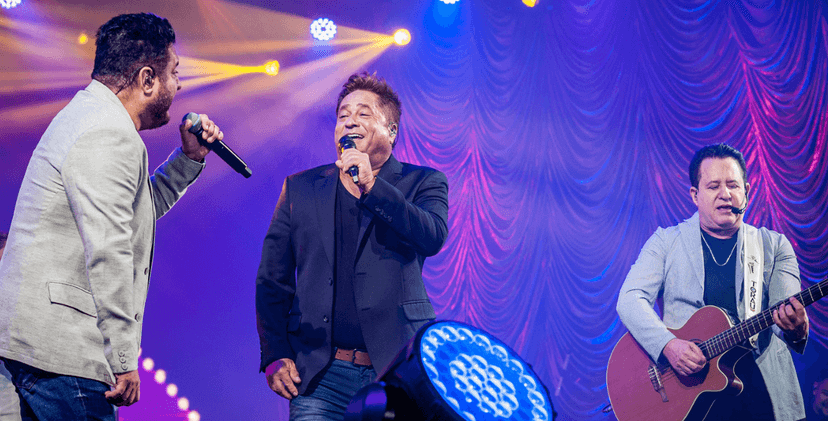 Bruno e Marrone ao lado de Leonardo durante show (Foto: Divulgação) Bruno e Marrone ao lado de Leonardo durante show (Foto: Divulgação)