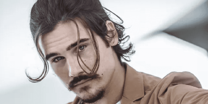 Nicolas Prattes surge agarrado com grande amor e se declara (Foto: Divulgação)