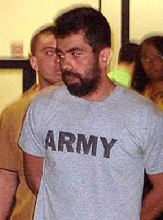 Ricardo sendo levado pela polícia (Foto: Divulgação) Ricardo sendo levado pela polícia (Foto: Divulgação)