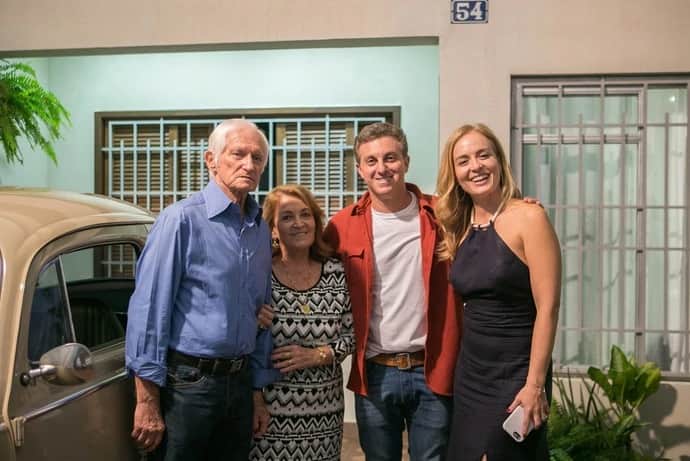 Luciano Huck em foto acompanhado de Angélicas e os sogros (Foto: Reprodução) Luciano Huck em foto acompanhado de Angélicas e os sogros (Foto: Reprodução)
