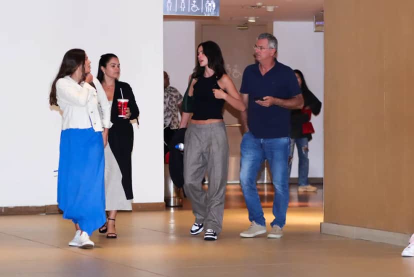 Bruna Marquezine durante passeio com a irmã Luana e os pais (Foto: Victor Chapetta/AgNews) Bruna Marquezine durante passeio com a irmã Luana e os pais (Foto: Victor Chapetta/AgNews)